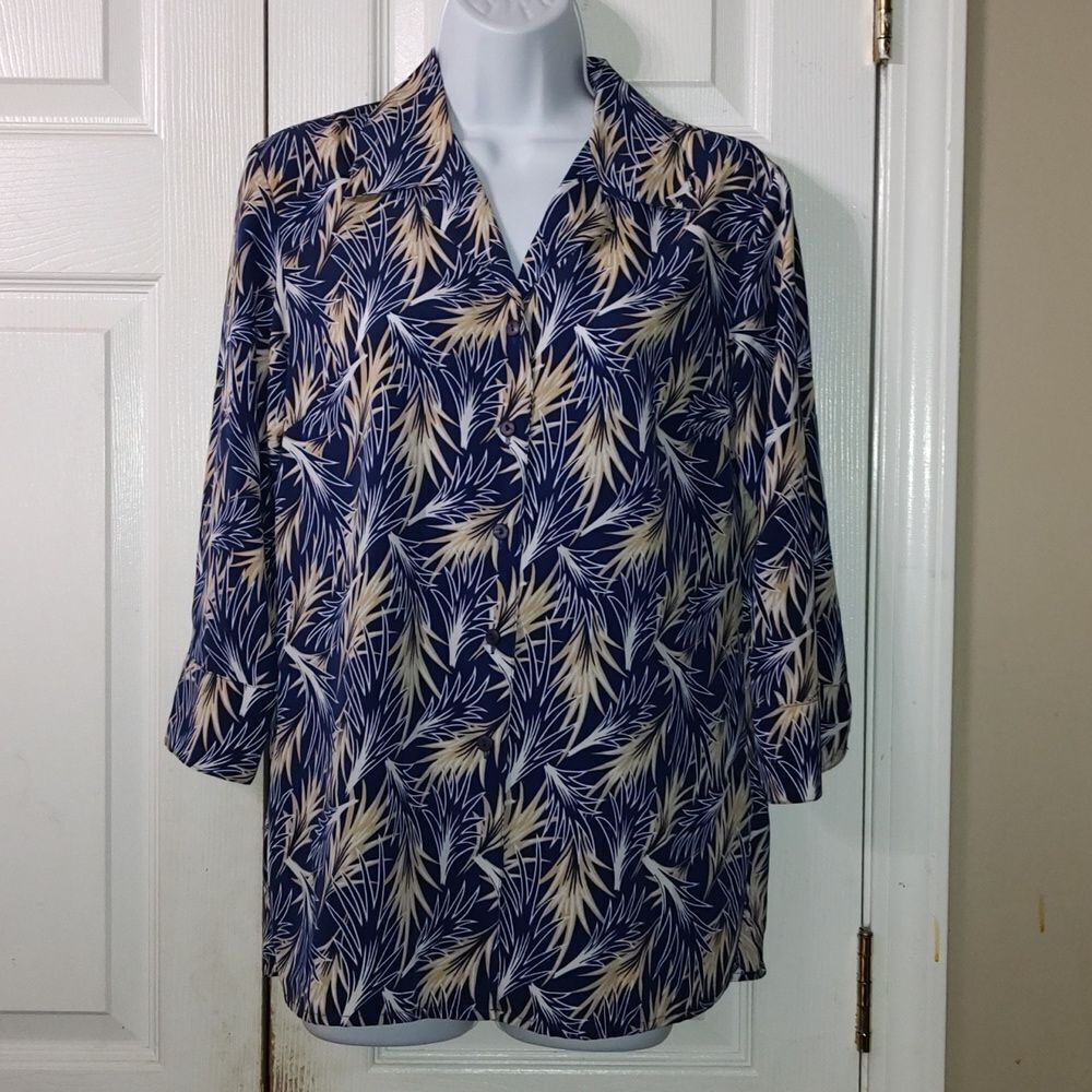 Blue Tan white super soft fern print button down blouse  Sz M NWOT